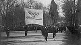 Protester. Den 24 april 1917 anslöt sig Uppsala till hungerdemonstrationerna. Här gick det lugnt till. Bilden är tagen någon vecka senare, vid första maj samma år.