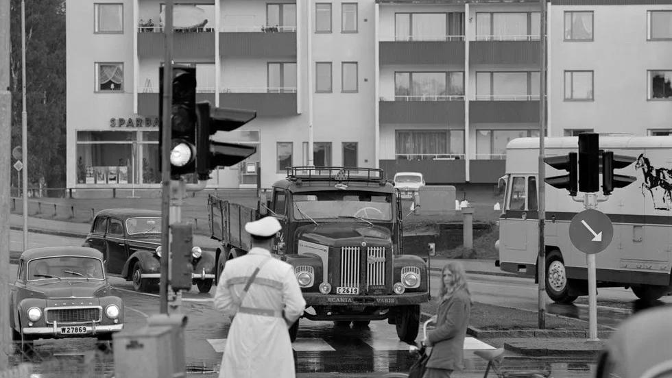 1967. Polisen övervakar de nya trafikljusen i Hettemarkskorset.