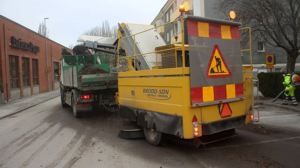 Lastbil. även lastbilar används i arbetet med att få bort grus och löv från gator och torg.