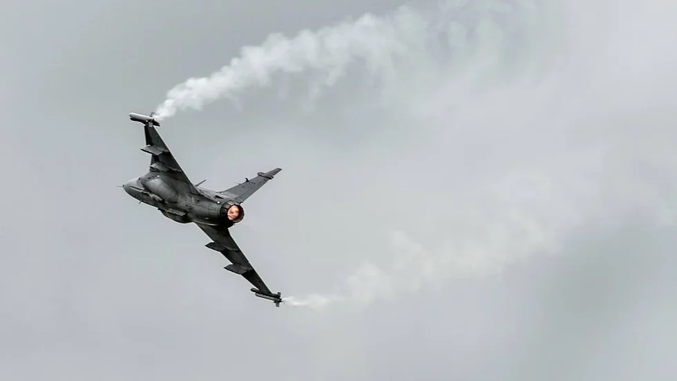 Ett JAS-plan under en flyguppvisning i Linköping.