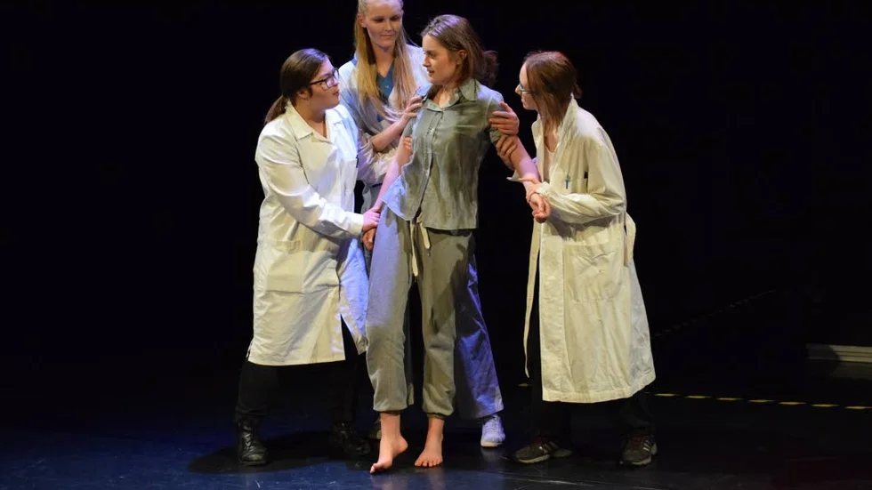 Ur pjäsen. Matilda Grönberg, Tilde Lind, Emma Nygren, Matilda Wernersson i en scen ur "En bricka i spelet".