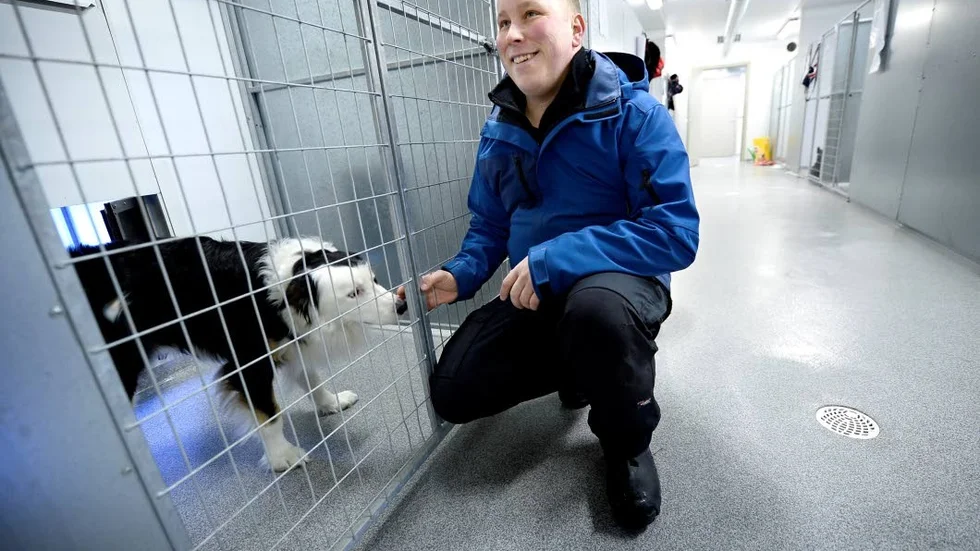 Andreas Laine driver Binagårdens hund- och kattpensionat och hälsar här på en övernattande gäst. Men pensionatet hjälper även polis och länsstyrelse genom att ta hand om omhändertagna hundar och katter när dessa behöver nya hem.
