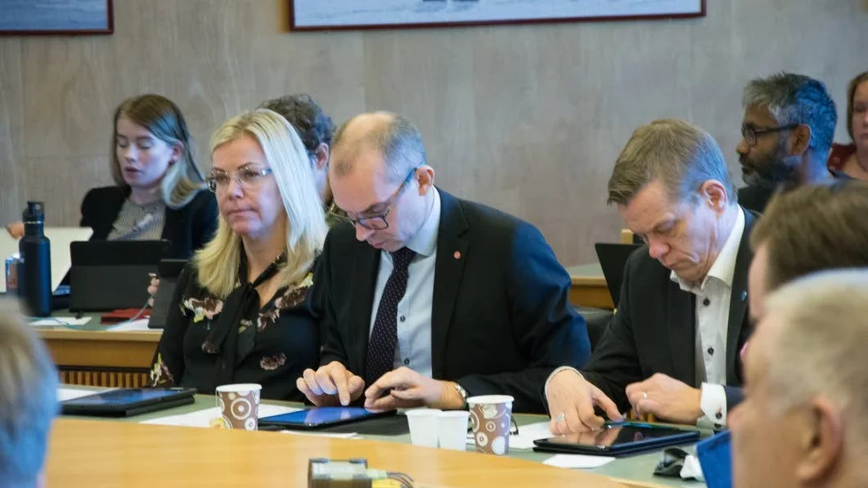 Kommunledning i bryderier. Kommunalråden lyssnar i varierande grad till debatten, från vänster Lenita Ericson (S), Niklas Nordström (S) och oppositionsrådet Anders Josefsson (M).