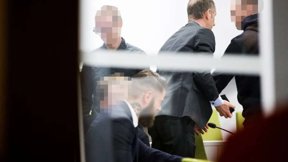 Skytten, tv och hedhjälparen , th, riskerar långa fängelsetraff. På mpåndag fortsätter rättegången med plädering pch påföljdsförslag.