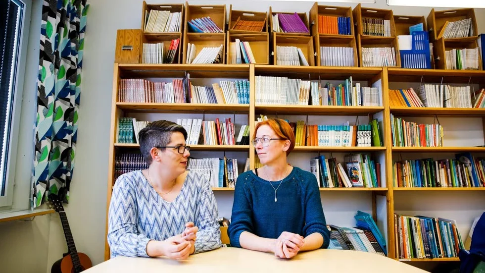 Michaela Aspviken och Chanette Nilimaa märker att läsningen är själva nyckeln till kunskap. Därför satsar mycket skoltid på läsning.