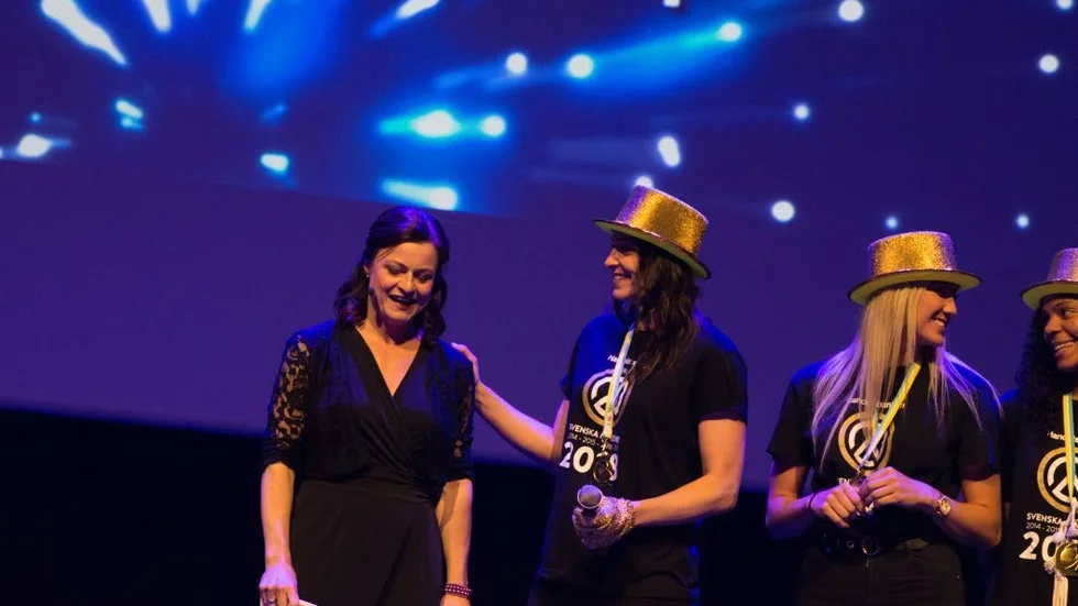 Konferencier Charlotte Lindmark blev starstruck av Anna Barthold, som gästade vårens Business Evening på Kulturens Hus.