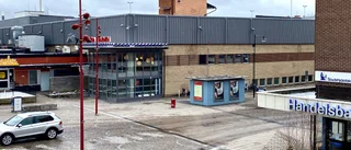 En sten kastades ned från taket på gallerian – taxibil träffades