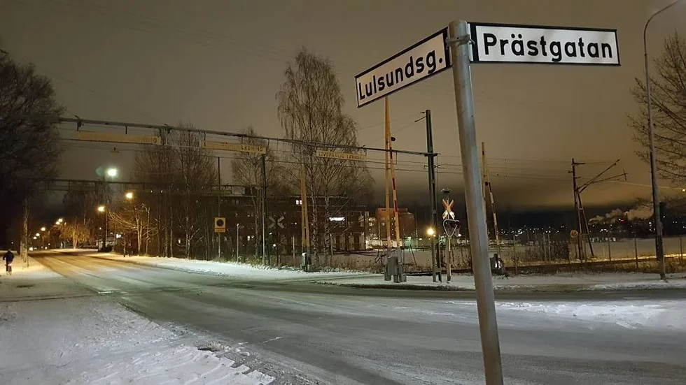 Ett riktigt obehagligt drama inträffade vid järnvägsövergången på Östermalm i Luleå då Carina Olofsson och sonen Mathias Olofsson skulle passera. Trots att bommarna var i uppfällt läge , dundrade ett tåg förbi bara meter framför dem.