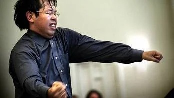 Yoshiyuki Ueda dirigerar Allmänna sången.