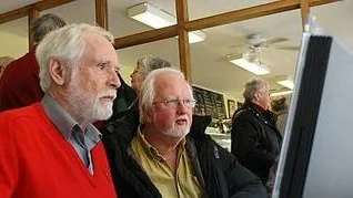 Kaj Johansson fick hjälp av släktforskningsveteranenLars-Erik Hammar (i rött).