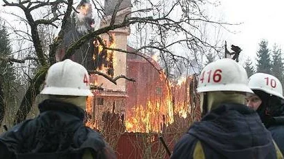 När räddningstjänsten kom fram var branden redan fullt utvecklad och det återstod bara att låta huset brinna ned.