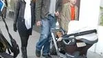 Gravida Tori Spelling på promenad med maken Dean McDermott, snart ettårige sonen Liam (i vagnen) och Deans nioårige son från ett tidigare äktenskap, Jack.