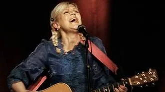 På 80-talet frontade Kajsa Grytt ett av landets största punkband Tant Strul. Sedan många år tillbaka är hon soloartist.