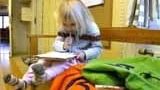 Sandra Gille, 4 år, fyller i lånelistan för att ta med sig en bokpåse hem från Ekens förskola i Österbybruk.