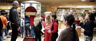 En magisk mantel visar vägen mot Orienten