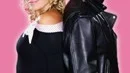 Pernilla Wahlgren som Sandy och Rennie Mirro som Danny i den lekfulla uppsättningen av Grease på Göta Lejon.