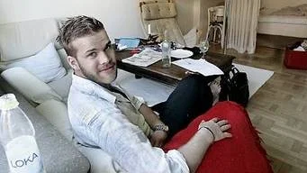Erik Vikströms lägenhet är en central punkt för kompisgänget. Att umgås i studentkorridor gör man inte.