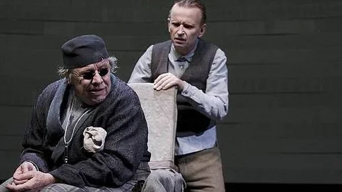 Sven Wollters Hamm håller Johan Ulvesons betjänt Clov i strama tyglar.