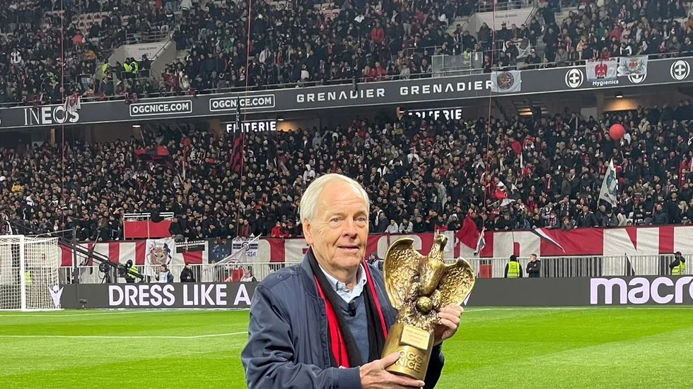 Förre Siriusspelaren Leif Eriksson på Allianz Riviera i Nice med supportrarnas pokal. Fullsatt på arenan och match mellan hemmalaget och Leo Messis Paris Saint Germain.