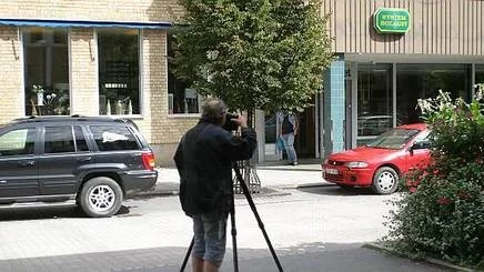 Fotograf fotograferar Systembolaget fastigheters alla hus, som ska säljas, har plåtat hundra stycken på en tre veckors rundresa från Skåne till längst upp i norr: Tierp är sista anhalten!