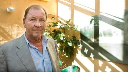 Filmregissören Roy Andersson vill visa människan i all sin storhet och ynkedom i sin nya film Du levande.
