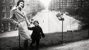 Till slut hämtade Astrid Lindgren sonen Lasse i Köpenhamn och tog honom till inackorderingsrummet i Stockholm.