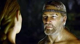 ALLT ÄR INTE GULD SOM ... Ray Winstone stöter på en annan datornaken typ, Angelina Jolie.