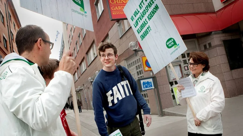 Centerpartiets manifestation mot dålig luft på Kungsgatan. Jesper Enskär 17 år blev påhälsad av Stefan Hanna och Solveig Zander.