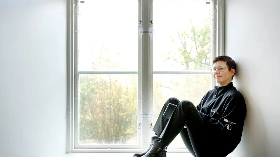 Politik. Stina Oscarson vill ge politiken utrymme på teaterscenen. "Det är lätt att hylla konstens frihet men nu finns den här obekväma boken.", säger hon angående Juholt-boken som nu blir pjäs.
