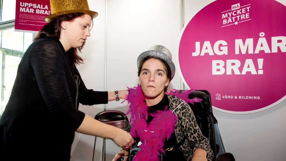 Glamour. En av aktiviteterna på Må mycket bättre är att prova hattar och bli sminkad. På bilden Sabina Ågren och Sofia Wångmar.