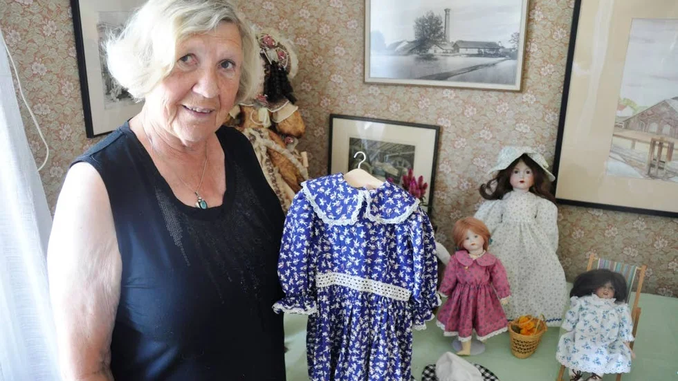 Samlare. Maj-Lis Johansson från Uppsala ställde ut sin samling av dockor, samt ett dockskåp med egentillverkade möbler, under Ullforsdagen.