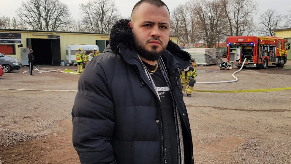Samir Ghazoulin fick sin bilfirma i Vadstena förstörd i fredagens brand. "Allt är förstört där inne", säger han.
