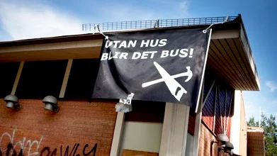 Ungdomarna ockuperar butiken för att de saknar en lokal där de kan ordna konserter och workshops i konst och politik.