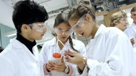 Kemidagen på BMC bjöd på många experiment. Här är det (fr v) Joanna Ghaderidosst, Amelia Oller Westerberg och Emma Oller Westerberg som analyserar sockerarter.