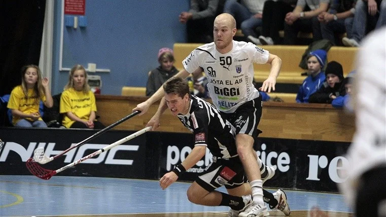 Sirius Jonas Berggren på fall i bortamatchen mot Dalen.