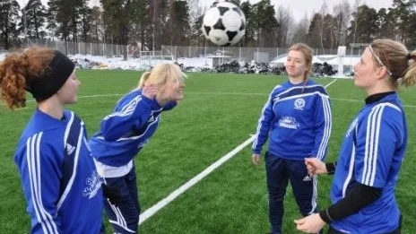 Fr v Tilda Isaksson, Jenny Enqvist, Josefine Eriksson och Malin Svensson testar det nya konstgräset.