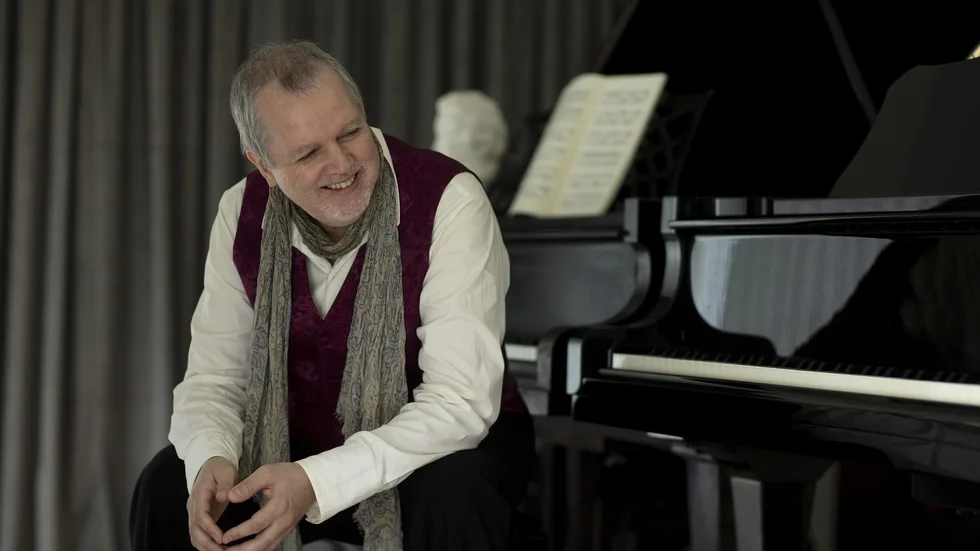 Niklas Sivelöv hängivenhet till musiken har lett till många utmärkelserna. Vilket gör honom till en av Nordens ledande pianister. 