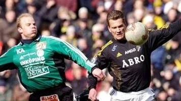 Andreas Hermansson i kamp om bollen mot AIK:s Gary Sundgren 2003. Nu möts de igen.