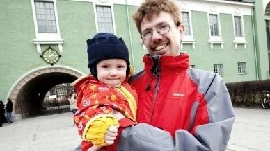 Samuel Westin, här med sonen Otto Hedin, ordnar en kläd-
bytardag  i Vaksalaskolan i Uppsala på lördag.