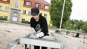 Helena Hulth, arkeolog, vid utgrävningar på SLU-området.
