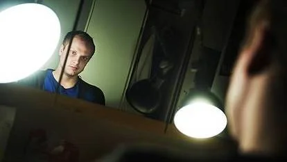 Skådespelaren Emil Almén har tröttnat på den västerländska mansnormen och vill i sin pjäs Den metrosexuelle mannen ifrågasätta rådande ideal och få publiken att tänka till.
