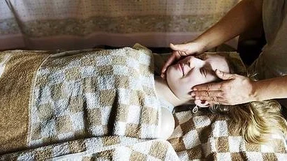 Elya Gullberg får massage av Ulrika Mattsson-Brandt