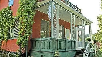 Punschveranda i ordets rätta bemärkelse. Verandan byggdes av punsch- och konjakstillverkaren Johan Daniel Grönstedt, som köpte Villa Berglunda 1863.