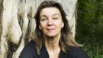 Elisabeth Rynells roman Hitta hem utspelar sig på två tidsplan.