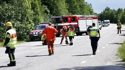 Flera patruller från polis och räddningstjänst deltog i olycksarbetet.