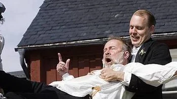Västerbottensteatern sätter upp August Strindbergs klassiska Hemsöborna för andra året i rad, under bar himmel i Skellefteå.