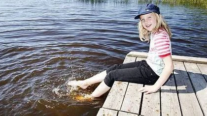 Nioåriga Linnea Bergvall provar vattentemperaturen vid Alnäs.