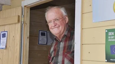 Rune Lundin utanför de fem partiernas gemensamma valstuga.