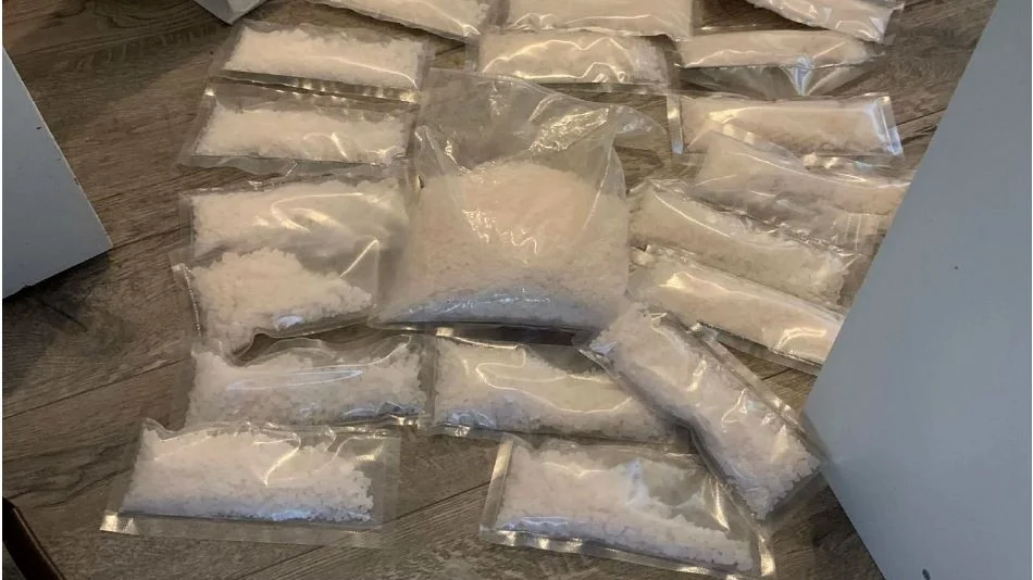 Narkotika i plastpåsar hittades i lägenheten vid polisens husrannsakan. Nu döms en kvinna för innehavet.
