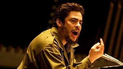Benicio del Toro spelar Ernesto "Che" Guevara på ett utmärkt sätt.